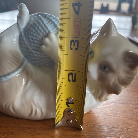 Vintage 1989 NAO by Lladro porcelain cat playing with ball of yarn figurine - Picture 6 of 11